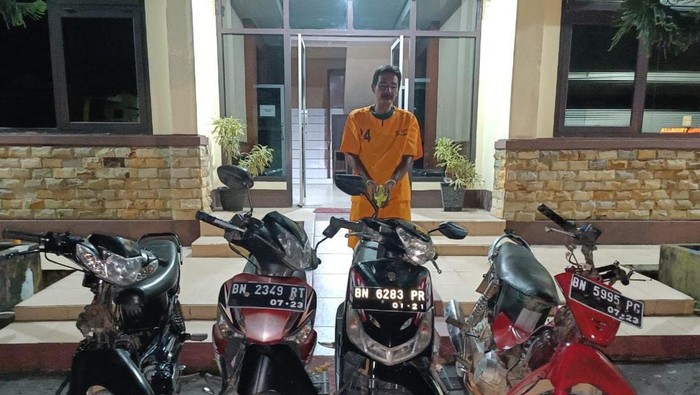 Pelaku curanmor Rahman (48) saat diamankan. (Foto: Istimewa)