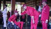Menteri Pemuda dan Olahraga Dito Ariotedjo (kedua kanan) berbincang dengan atlet basket kursi roda Ivo Sadhan (kiri) pada acara Pengukuhan dan Pelepasan Kontingen ASEAN Para Games XII Kamboja 2023 di Balai Kota, Solo, Jawa Tengah, Senin (29/05/2023). 