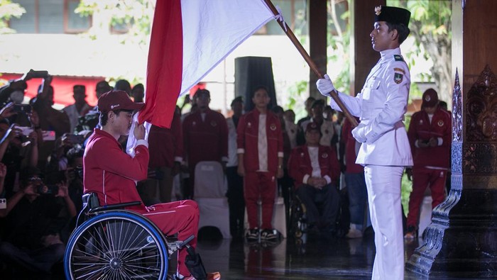Pelepasan atlet ASEAN Para Games XII Kamboja Menteri Pemuda dan Olahraga Dito Ariotedjo (kedua kanan) berbincang dengan atlet basket kursi roda Ivo Sadhan (kiri) pada acara Pengukuhan dan Pelepasan Kontingen ASEAN Para Games XII Kamboja 2023 di Balai Kota, Solo, Jawa Tengah, Senin (29/5/2023). National Paralympic Committee (NPC) Indonesia mengirimkan 268 atlet dan 154 ofisial untuk 12 cabang olahraga dari 14 cabor yang dipertandingkan pada ASEAN Para Games XII 2023 di Kamboja.