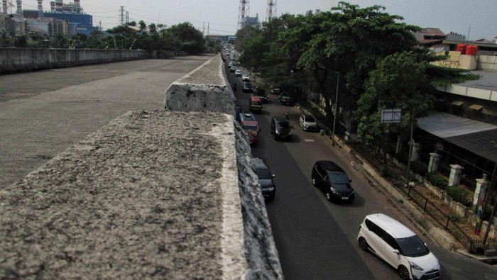 Proyek Jalan Layang Non Tol (JLNT) di Pluit, Penjaringan, Jakarta Utara, era Ahok kini mangkrak. Kondisinya memprihatinkan dan terbengkalai.