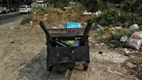 Berdasarkan pantauan detikcom di lokasi, Senin (29/5/2023), sisi utara jalan layang ini yang berhubungan langsung dengan JL. Pluit Barat Raya telah ditutup dengan tumpukan tanah dan beton pembatas jalan. Banyak rerumputan dan tumbuhan merambat menyelimutinya.