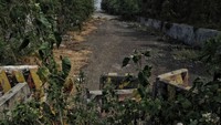 Kemudian di penghubung jalan layang ini nampak belum dibeton, dan hanya ada batu-batu kerikil dan sisa-sisa rerumputan di bahu jalan.
