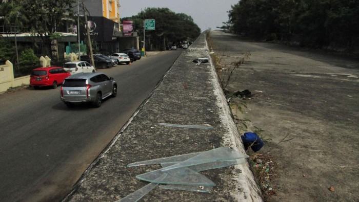 Proyek Jalan Layang Non Tol (JLNT) di Pluit, Penjaringan, Jakarta Utara, era Ahok kini mangkrak. Kondisinya memprihatinkan dan terbengkalai.