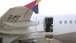 Penampakan Pesawat Asiana yang Pintunya Dibuka Saat Mengudara