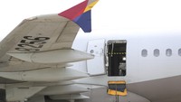 Sebuah pesawat Asiana Airlines terparkir saat salah satu pintu pesawat tiba-tiba terbuka di Bandara Internasional Daegu di Daegu, Korea Selatan, Jumat, 26 Mei 2023. Peristiwa horor terjadi saat seorang penumpang membuka pintu darurat saat pesawat Asiana Airlines mengudara di Korea Selatan (Korsel). Syukurnya, pesawat berjenis Airbus A321-200 itu bisa mendarat dengan selamat usai insiden terjadi.