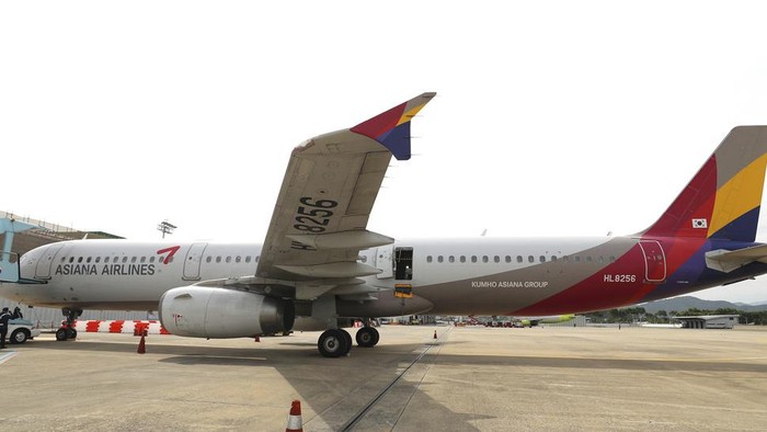 Penampakan Pesawat Asiana yang Pintunya Dibuka Saat Mengudara An Asiana Airlines plane is parked as one of the plane's doors suddenly opened at Daegu International Airport in Daegu, South Korea, Friday, May 26, 2023. A passenger opened a door on an Asiana Airlines flight that later landed safely at a South Korean airport Friday, airline and government officials said. (Yun Kwan-shick/Yonhap via AP)