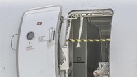 Pihak Asiana Airlines menegaskan tidak ada penumpang yang mengalami cedera parah akibat insiden itu. Penumpang yang membuka pintu darurat itu, ujar pihak Asiana Airlines, juga telah diserahkan kepada kepolisian setempat.
