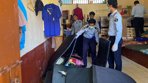 Penggeledahan yang dilakukan petugas Rutan Kelas IIB Negara, Senin (29/5/2023).