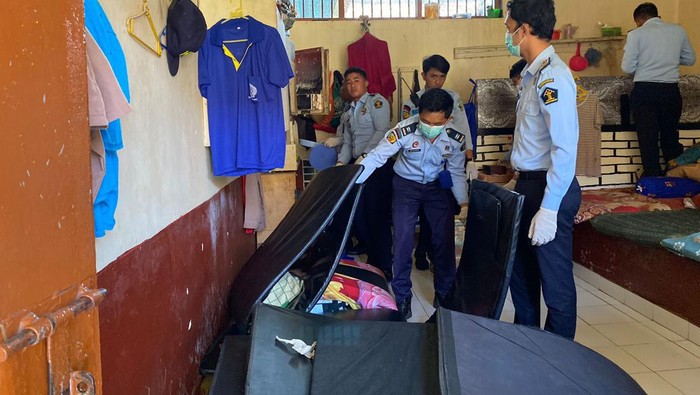 Penggeledahan yang dilakukan petugas Rutan Kelas IIB Negara, Senin (29/5/2023).