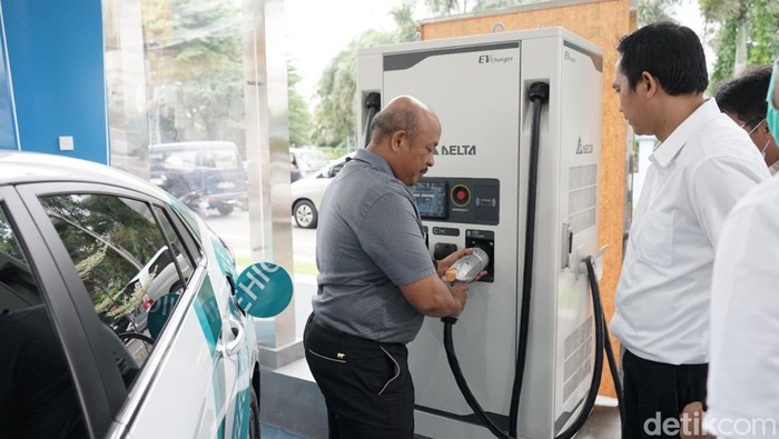 Pengisian daya mobil listrik di salah satu SPKLU di Medan