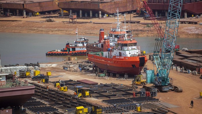 Peningkatan produksi kapal di Batam Pekerja menyelesaikan pembuatan kapal di kawasan industri Kabil, Batam, Kepulauan Riau, Senin (29/5/2023). Batam Shipyard Offshore Association (BSOA) menyebutkan permintaan pembangunan kapal tug boat dan tongkang pada semester I/2023 meningkat 100 persen dibandingkan periode yang sama tahun sebelumnya yang didorong oleh meningkatnya kebutuhan armada kapal pengangkut nikel dan batubara. ANTARA FOTO/Teguh Prihatna/aww.