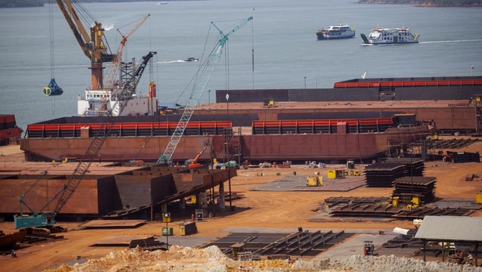 Peningkatan produksi kapal di Batam Pekerja menyelesaikan pembuatan kapal di kawasan industri Kabil, Batam, Kepulauan Riau, Senin (29/5/2023). Batam Shipyard Offshore Association (BSOA) menyebutkan permintaan pembangunan kapal tug boat dan tongkang pada semester I/2023 meningkat 100 persen dibandingkan periode yang sama tahun sebelumnya yang didorong oleh meningkatnya kebutuhan armada kapal pengangkut nikel dan batubara. ANTARA FOTO/Teguh Prihatna/aww.