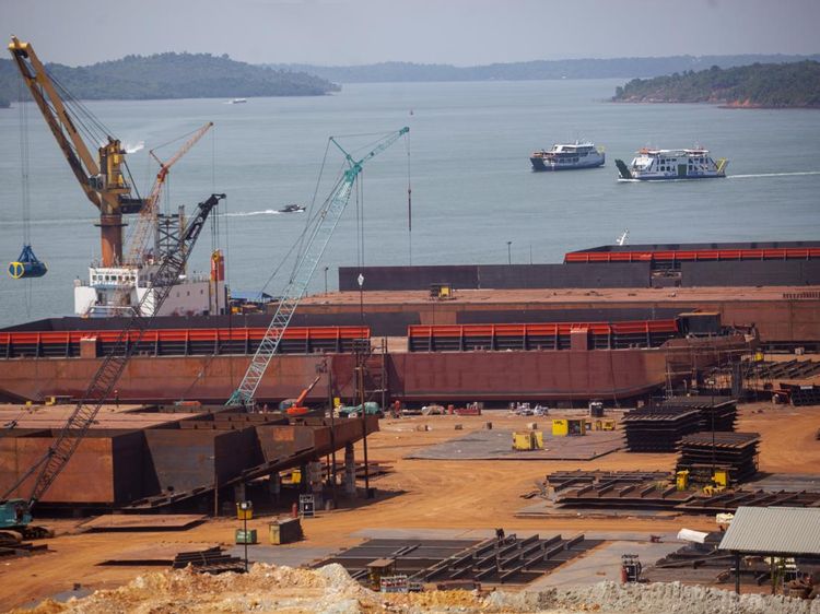 Pernah Lihat Pembuatan Kapal Tongkang? Nih Penampakannya