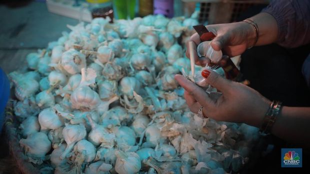 Penjualan bawang putih di pasar Kramat Jati, Jakarta, Senin (29/5/2023). (CNBC Indonesia/Muhammad Sabki)
