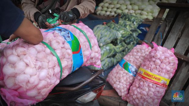 Penjualan bawang putih di pasar Kramat Jati, Jakarta, Senin (29/5/2023). (CNBC Indonesia/Muhammad Sabki)