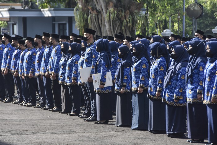 Sejumlah Pegawai Pemerintahan dengan Perjanjian Kerja (PPPK) berjalan usai upacara penyerahan surat keputusan di Halaman Pendopo, Kabupetan Ciamis, Jawa Barat, Senin (29/5/2023). Pemerintah Kabupaten Ciamis menyerahkan surat perjanjian kontrak kerja dan surat keputusan kepada tenaga kesehatan yang dinyatakan lulus sebagai ASN PPPK jabatan tenaga kesehatan fungsional formasi tahun 2022 sebanyak 357 orang. ANTARA FOTO/Adeng Bustomi/aww.