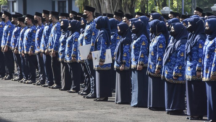 Sejumlah Pegawai Pemerintahan dengan Perjanjian Kerja (PPPK) berjalan usai upacara penyerahan surat keputusan di Halaman Pendopo, Kabupetan Ciamis, Jawa Barat, Senin (29/5/2023). Pemerintah Kabupaten Ciamis menyerahkan surat perjanjian kontrak kerja dan surat keputusan kepada tenaga kesehatan yang dinyatakan lulus sebagai ASN PPPK jabatan tenaga kesehatan fungsional formasi tahun 2022 sebanyak 357 orang. ANTARA FOTO/Adeng Bustomi/aww.