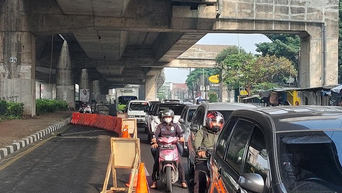 Perbaikan tutup got di underpass Jalan Sholeh Iskandar Bogor (Sholihin-detikcom)