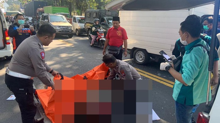 Petugas kepolisian melakukan evakuasi dan olah TKP kecelakaan di Blimbing, Kota Malang