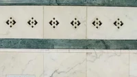 Kabah dideskripsikan mempunyai beberapa pintu. Salah satunya adalah pintu kecil di dalam Ka’bah. Pintu ini terbuat dari kayu dan berlapis emas dan perak serta tertulis ayat Allah. Foto: The Islamic Information