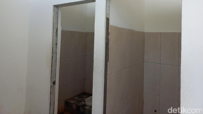 Pintu WC di Taman Putri Pinang Masak Jambi yang hilang dimaling. (Dimas Sanjaya/detikSumbagsel)