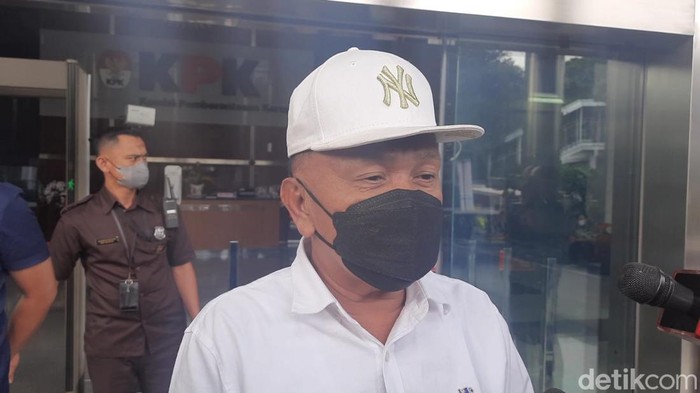 Plt Bupati Meranti Asmar memberikan keterangan pers usai diperiksa KPK terkait kasus M Adil