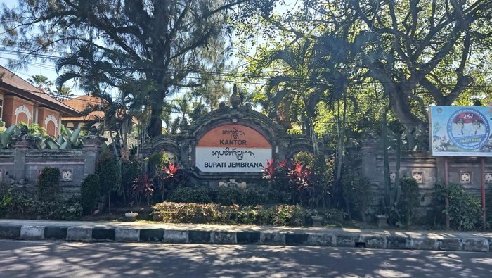 Kantor Bupati Jembrana yang berlokasi di Jalan Suropati No.1, Kelurahan Dauhwaru, Kecamatan Jembrana, Kabupaten Jembrana, Bali, Senin (29/5/2023). (I Putu Adi Budiastrawan/detikBali).