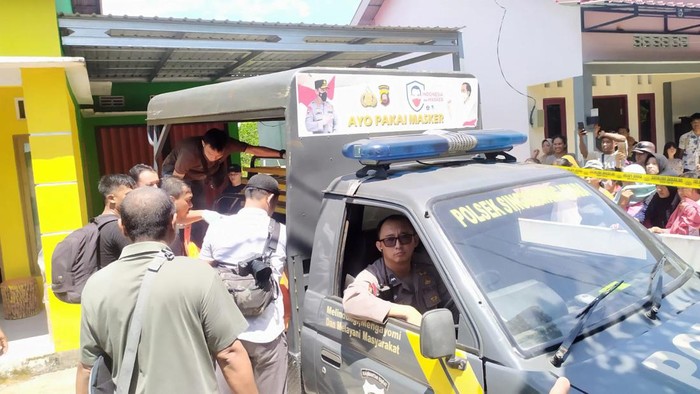 Polisi evakasi mayat NF (28) yang dibunuh oleh pacarnya di Singkawang, Kalbar.
