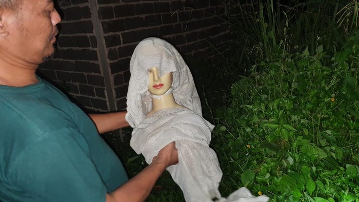 Polisi menemukan boneka yang dijadikan pocong untuk meneror pengendara di Jalan Hang Kesturi, Nongsa, Kota Batam.(Foto: Dok Polsek)