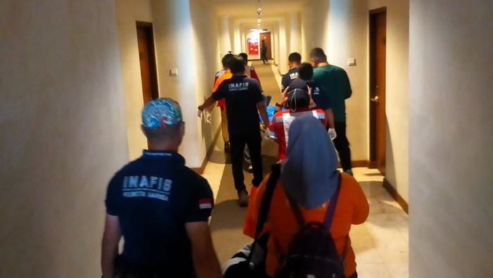 Polisi mengevakuasi jasad pria di kamar hotel Samarinda.