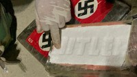 Kokain itu ada di dalam puluhan paket yang terbungkus dengan gambar bendera Nazi di bagian luar dan nama Hitler di dalamnya.