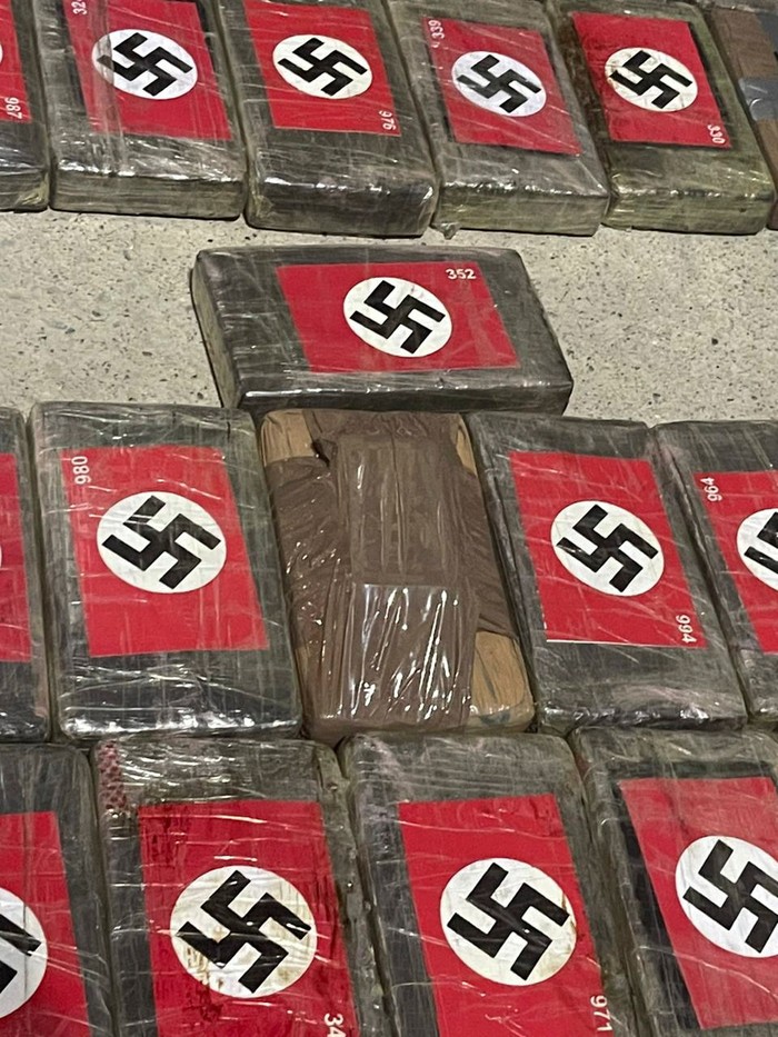 Polisi Peru Sita 58 Kg Kokain Berlambang Nazi dan Hitler A police officer holds a package of cocaine marked with the name
