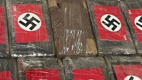 Penampakan paket kokain dengan lambang bendera Nazi ditunjukkan pihak polisi Peru di Pelabuhan Paita, Peru, Jumat (26/5/2023).