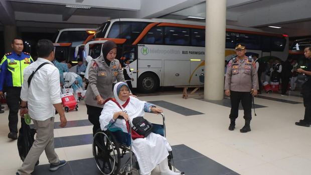 Polisi saat mengawal calon jemaah haji di asrama haji Indramayu