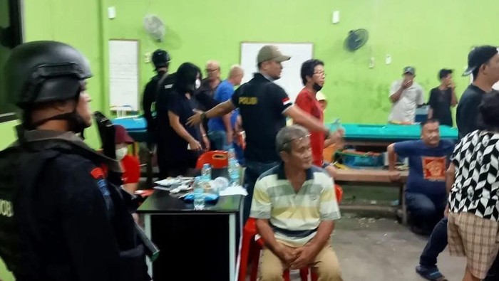 Polisi saat menggerebek lokasi judi di Kota Binjai. (Foto: Dok. Polda Sumut)