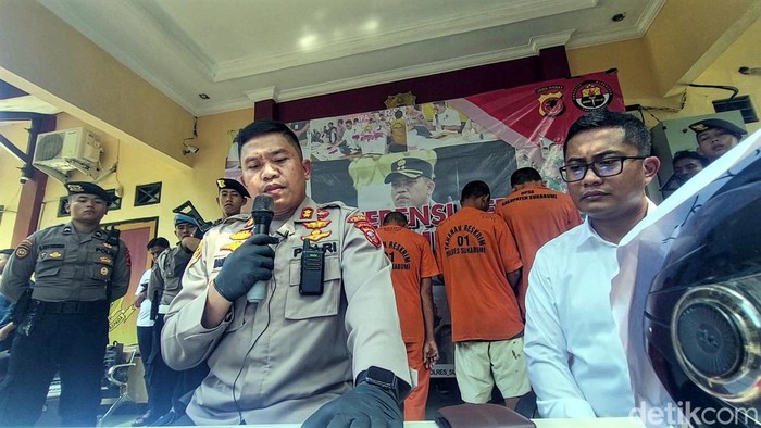 Polisi saat mengungkap kasus perampokan di Sukabumi