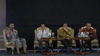 Co-Founders Hijra Dima A. Djani, Kepala OJK Regional 1 DKI Jakarta dan Banten Roberto Akyuwen, Pakar Keuangan Islam dan Deputi Komisioner OJK 2014-2017 Mulya Effendi Siregar, Staf Khusus Menlu untuk Penguatan Program-Program Prioritas dan Co-Sherpa G20 Indonesia Dian Triansyah Djani saat menjadi pembicara dalam diskusi di Jakarta, Senin (29/5/2023). Diskusi tersebut membahas perjalanan Hijra Bank dalam menerapkan transformasi digital serta potensinya bagi industri keuangan syariah di Indonesia.