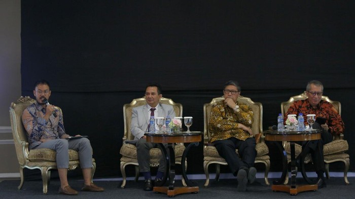 Co-Founders Hijra Dima A. Djani, Kepala OJK Regional 1 DKI Jakarta dan Banten Roberto Akyuwen, Pakar Keuangan Islam dan Deputi Komisioner OJK 2014-2017 Mulya Effendi Siregar, Staf Khusus Menlu untuk Penguatan Program-Program Prioritas dan Co-Sherpa G20 Indonesia Dian Triansyah Djani saat menjadi pembicara dalam diskusi di Jakarta, Senin (29/5/2023). Diskusi tersebut membahas perjalanan Hijra Bank dalam menerapkan transformasi digital serta potensinya bagi industri keuangan syariah di Indonesia.