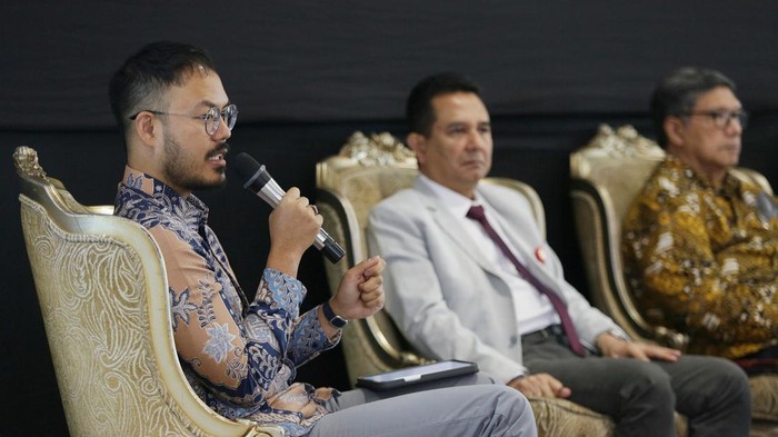 Potret Diskusi Pengembangan Perbankan Syariah Co-Founders Hijra Dima A. Djani, Kepala OJK Regional 1 DKI Jakarta dan Banten Roberto Akyuwen, Pakar Keuangan Islam dan Deputi Komisioner OJK 2014-2017 Mulya Effendi Siregar, Staf Khusus Menlu untuk Penguatan Program-Program Prioritas dan Co-Sherpa G20 Indonesia Dian Triansyah Djani saat menjadi pembicara dalam diskusi di Jakarta, Senin (29/5/2023). Diskusi tersebut membahas perjalanan Hijra Bank dalam menerapkan transformasi digital serta potensinya bagi industri keuangan syariah di Indonesia.