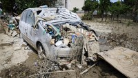 Tampak salah satu mobil yang terlihat rusak dan dipenuhi sampah.