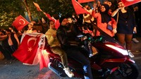Ada juga yang keliling kota dengan sepeda motor. 
