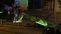 Ada juga yang naik alat berat sambil membawa bendera Turki dan AK Parti. 