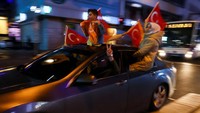 Pendukung Presiden Turki Tayyip Erdogan merayakan setelah hasil jajak pendapat awal untuk putaran kedua pemilihan presiden di Ankara, Turki 28 Mei 2023. 