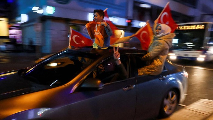 Potret Konvoi Pendukung Erdogan A supporter of Turkish President Tayyip Erdogan reacts following early exit poll results for the second round of the presidential election outside the provincial headquarters of AK Party (AKP) in Istanbul, Turkey May 28, 2023. REUTERS/Hannah McKay