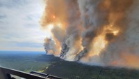 Asap mengepul dari kebakaran hutan di Kompleks Donnie Creek di selatan Fort Nelson, British Columbia, Kanada. Kebakaran hutan telah berkecamuk di beberapa daerah di Kanada selama beberapa minggu terakhir. REUTERS/BC Wildfire Service