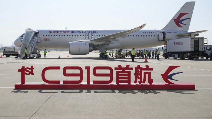 Pesawat jet komersial pengangkut penumpang buatan China diterbangkan untuk pertama kali. Pesawat C919 terbang dengan rute Shanghai-Beijing.