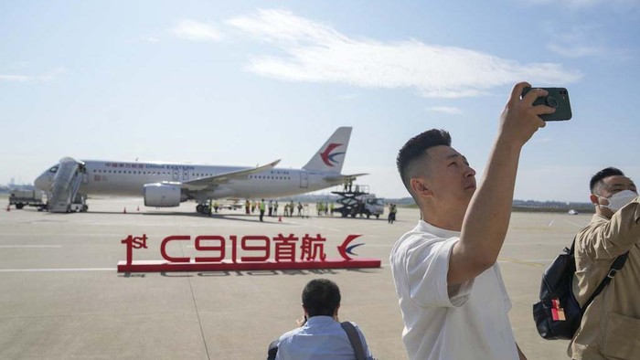Pesawat jet komersial pengangkut penumpang buatan China diterbangkan untuk pertama kali. Pesawat C919 terbang dengan rute Shanghai-Beijing.