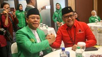 Mereka tampak bersalaman dan melakukan pertemuan secara tertutup.  