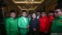 Puan tampak memberikan keterangan kepada wartawan.  