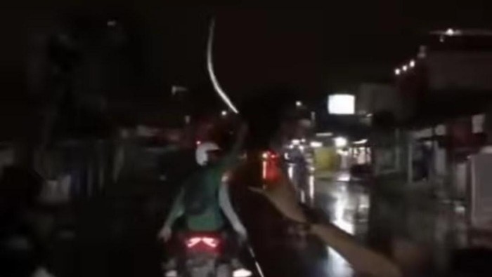 Puluhan pemuda melakukan konvoi sambil bawa celurit. (Foto: Istimewa)